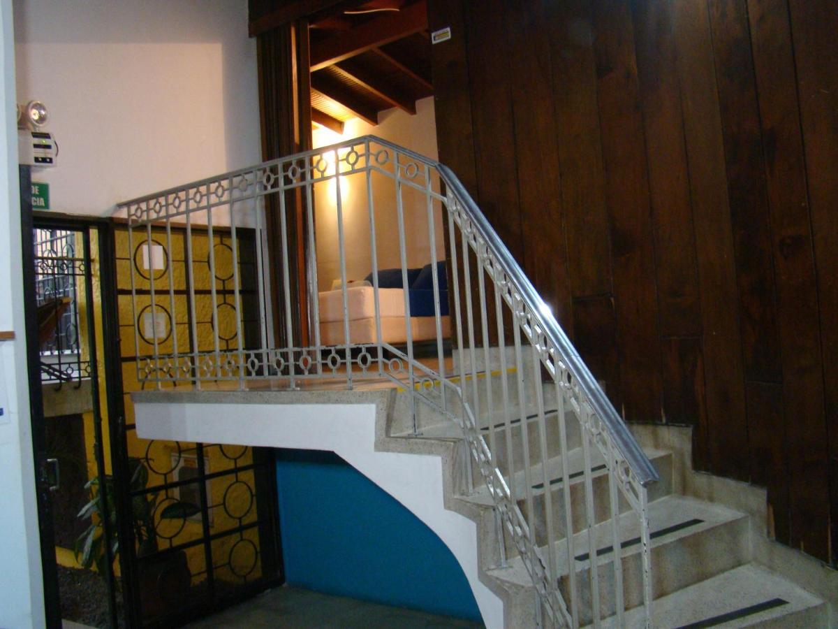 Yellow House Hostel Medellín Exterior foto